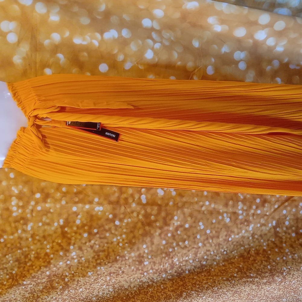 💥💛💥 Spring is here! Sunny yellow wide-legged pleated trousers. 💛💥💛